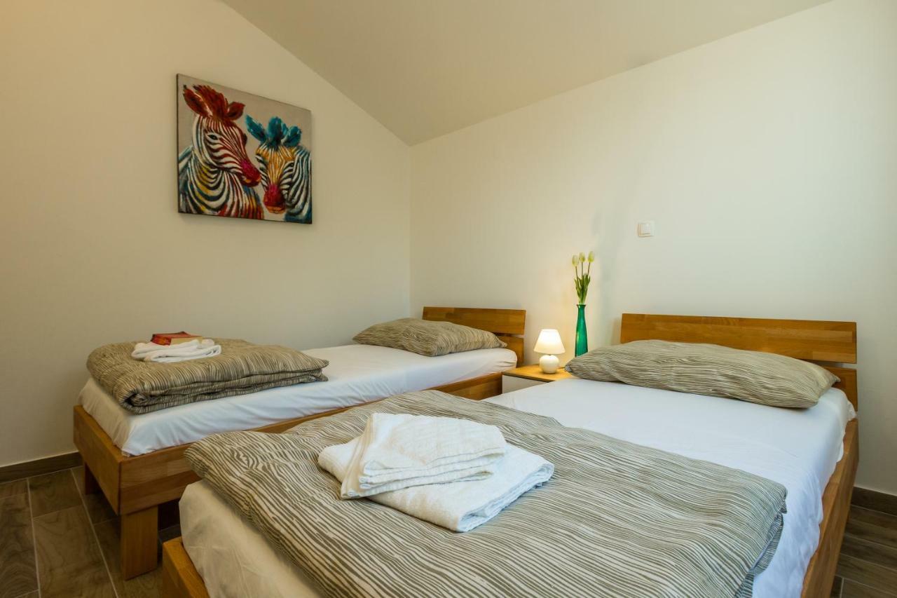2Bfree Apartments Stinica Luaran gambar